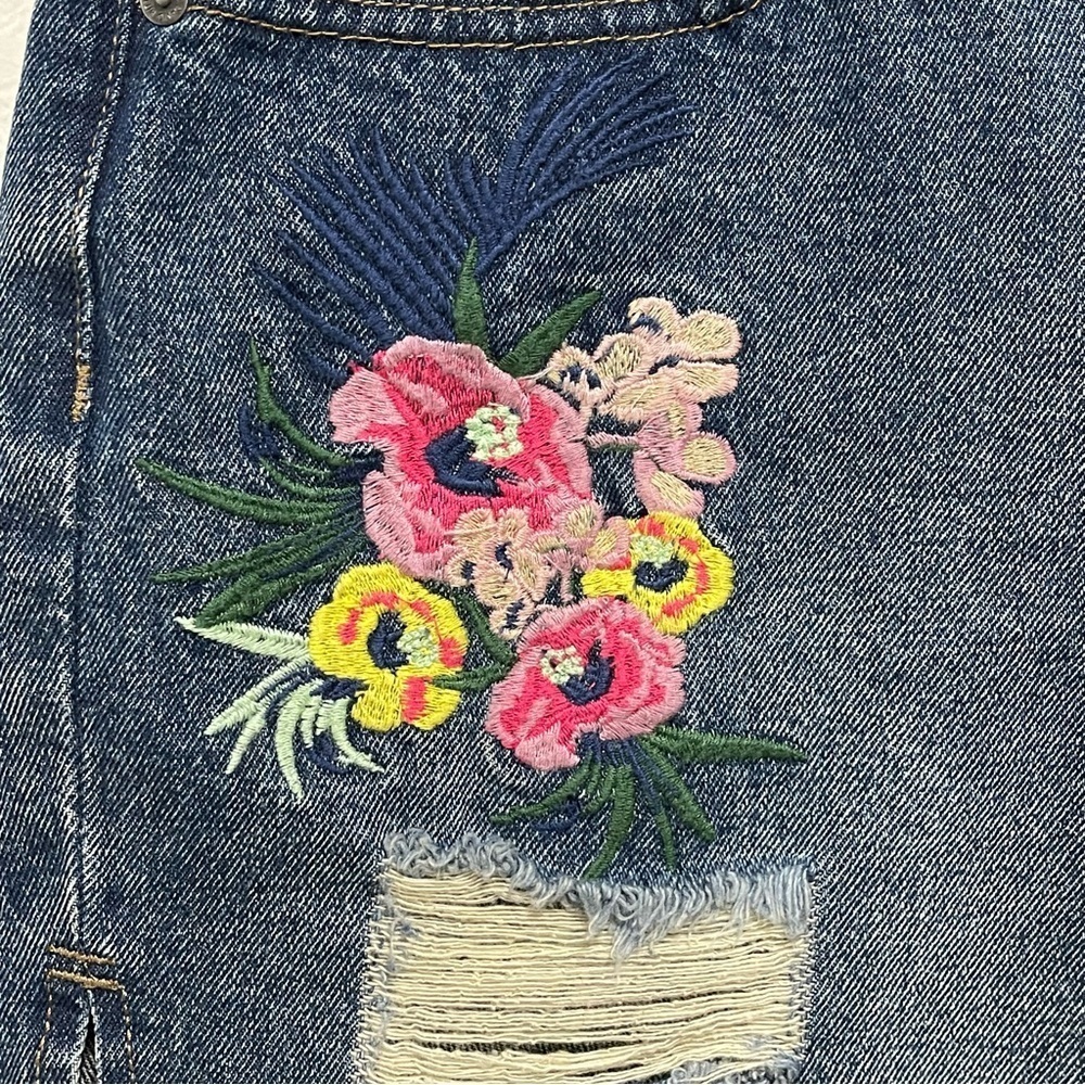 NWT Buffalo David Bitton Faith Mid Rise Distressed w Floral Embroidery Size 29 - Picture 2 of 9